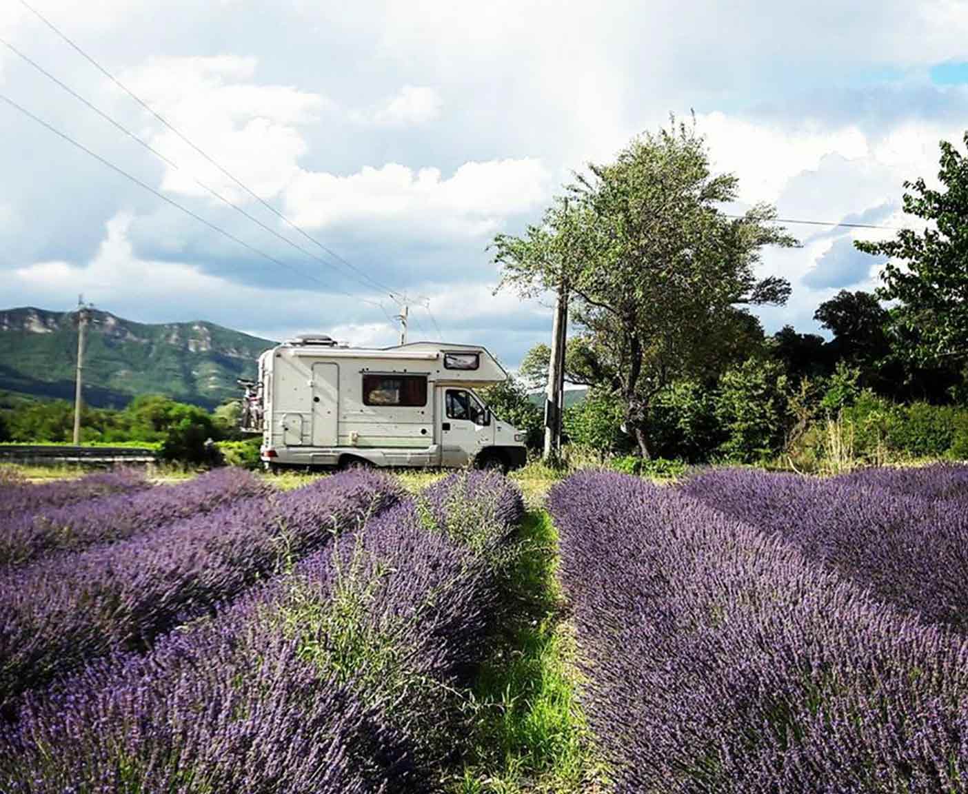 route-spanien-frankreich-mittelmeer-camper-roadtrip-stellplaetze-provence-lavendel