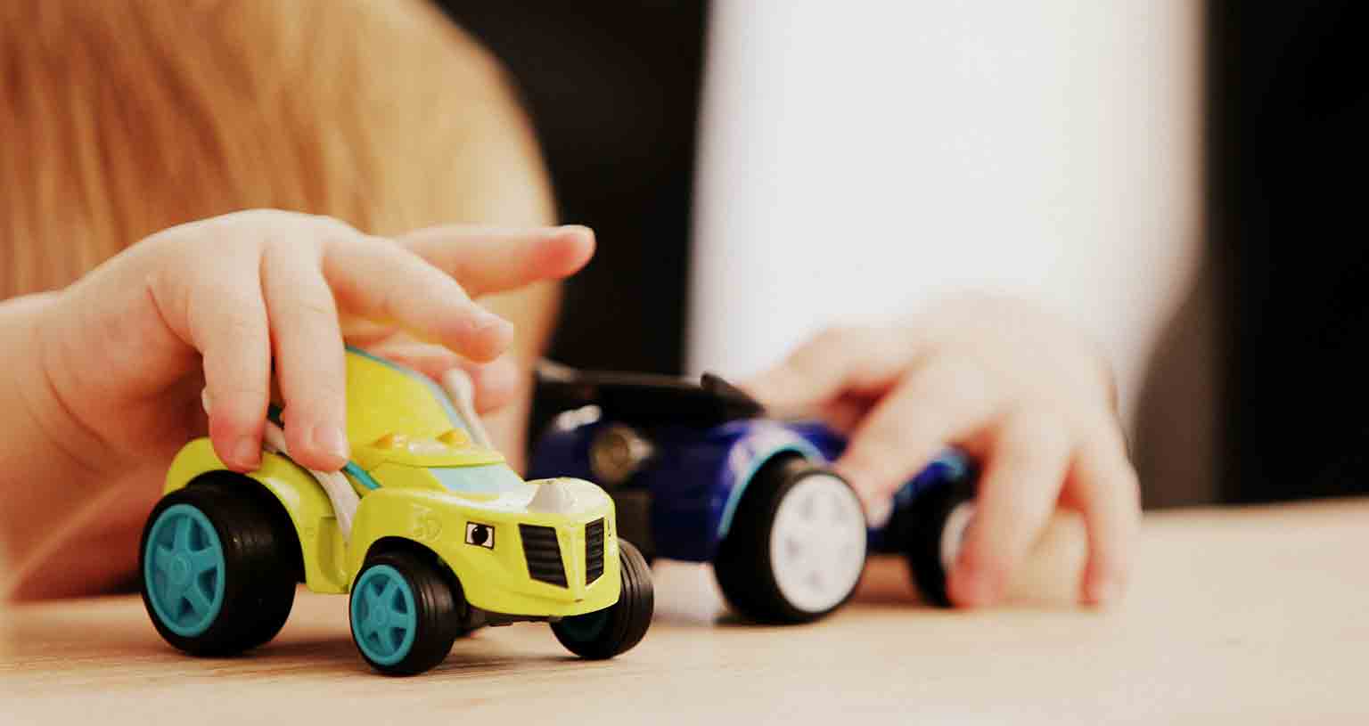 Peace Love Om Vanlife mit Kindern Spielzeugauto
