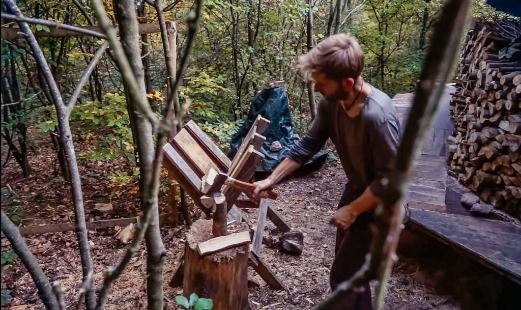 Marc Freukes hackt Holz im Wald
